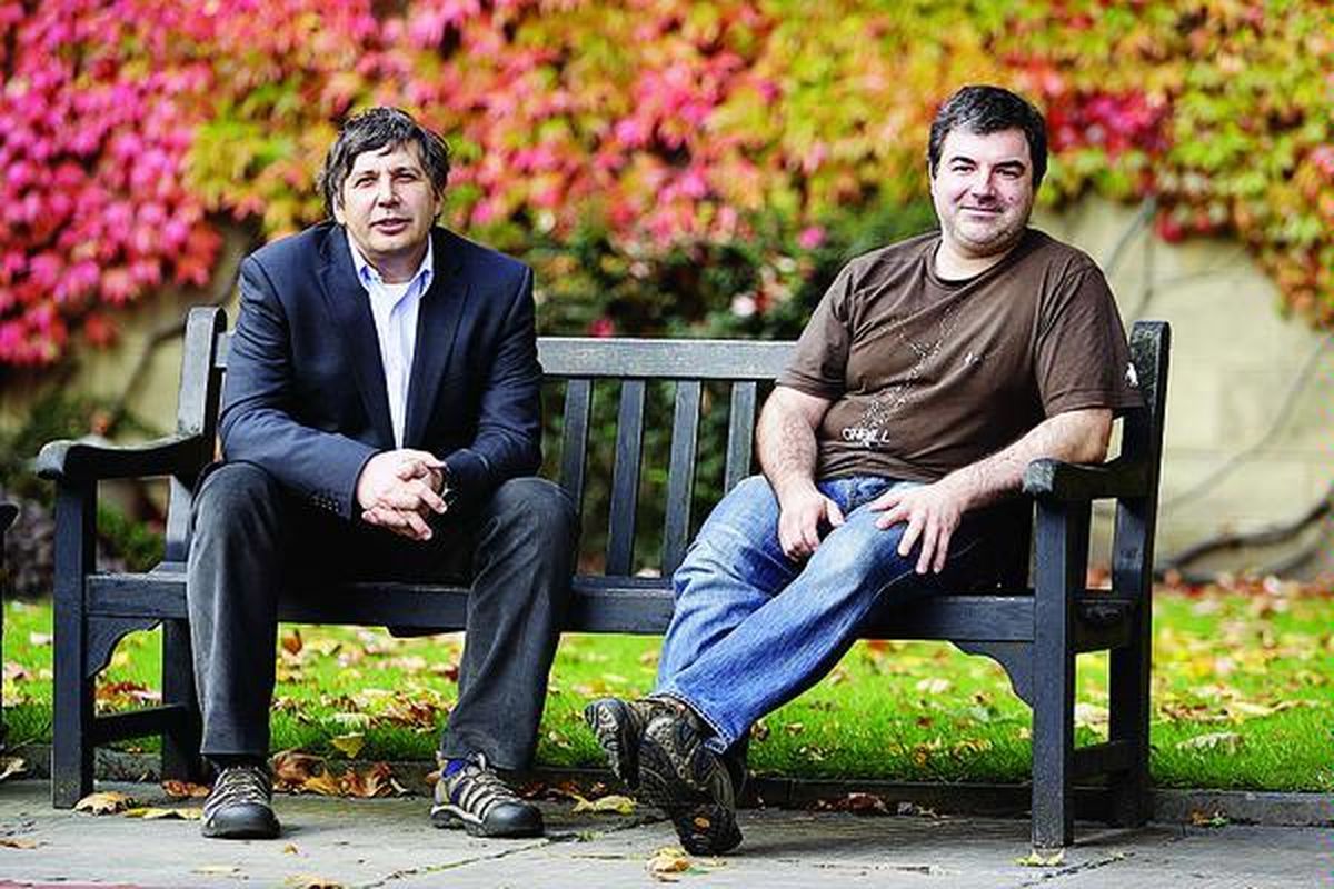 Andre Geim (kiri) dan Konstantin Novoselov
