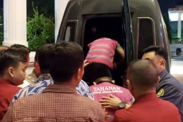 Namanya Disebut dalam Kasus Korupsi Proyek Disdik Sampang, Mantan Wabup Bungkam