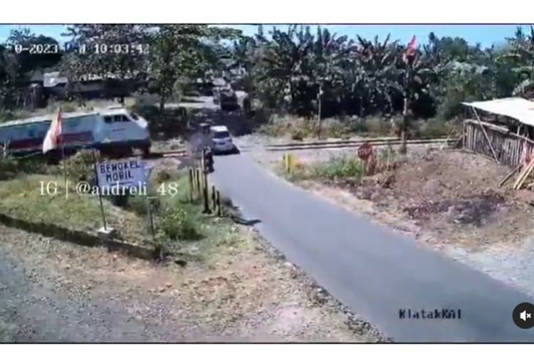 Video detik-detik kerata api tabrak avanza di Banyuwangi, Jawa Timur