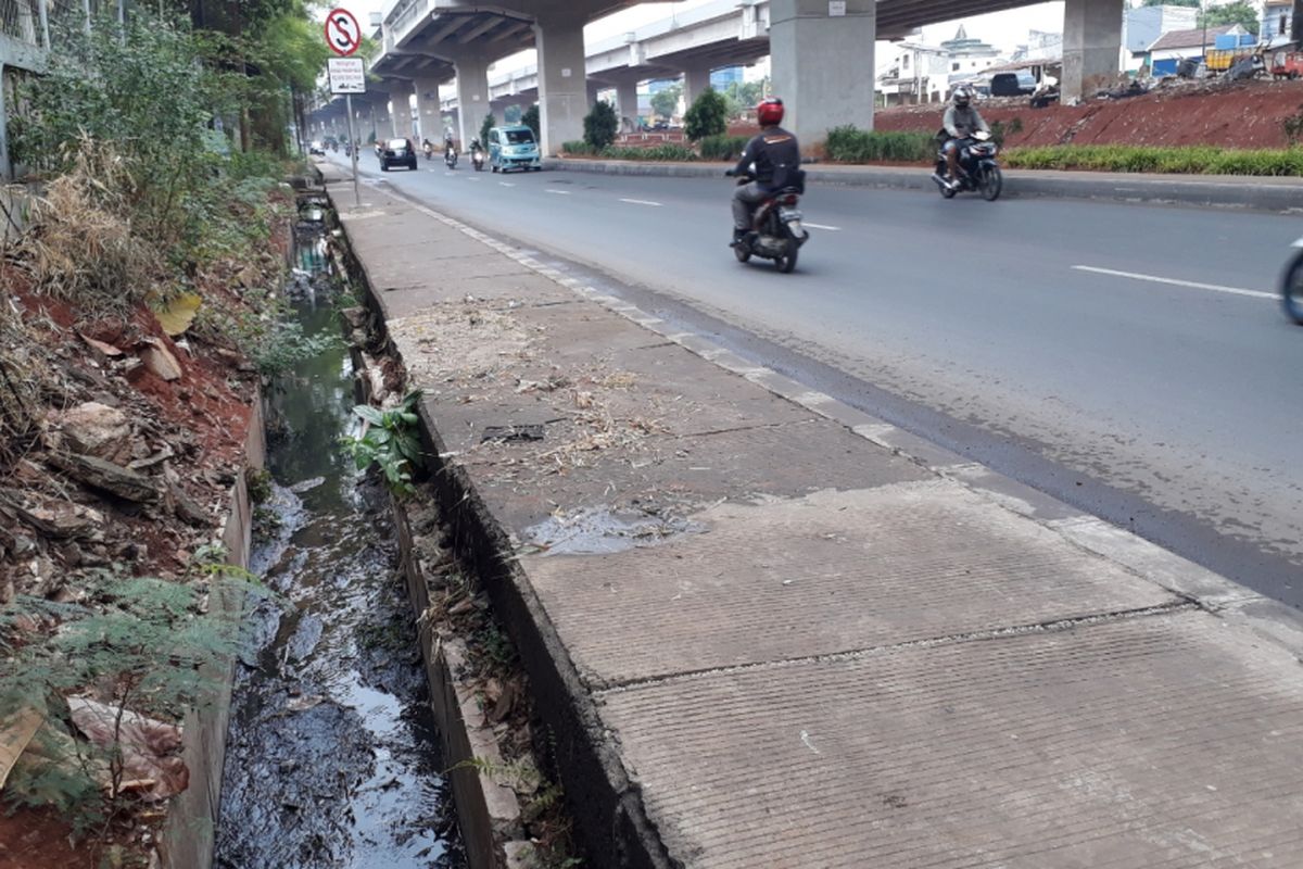 Tampak Jalan Inspeksi Salura Kalimalang, Duren Sawit, Jakarta Timur yang kerap tergenang air saat hujan deras turun, Jumat (21/9/2018).
