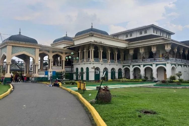 Istana Maimun di Medan dibangun pada masa pemerintahan Sultan Ma'mun Al Rasyid.
