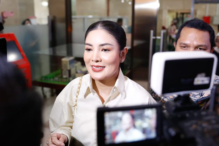 Artis Nindy Ayunda mendatangi Bareskrim Mabes Polri untuk menjalani pemeriksaan terkait kasus dugaan penyembunyian tersangka, Dito Mahendra.