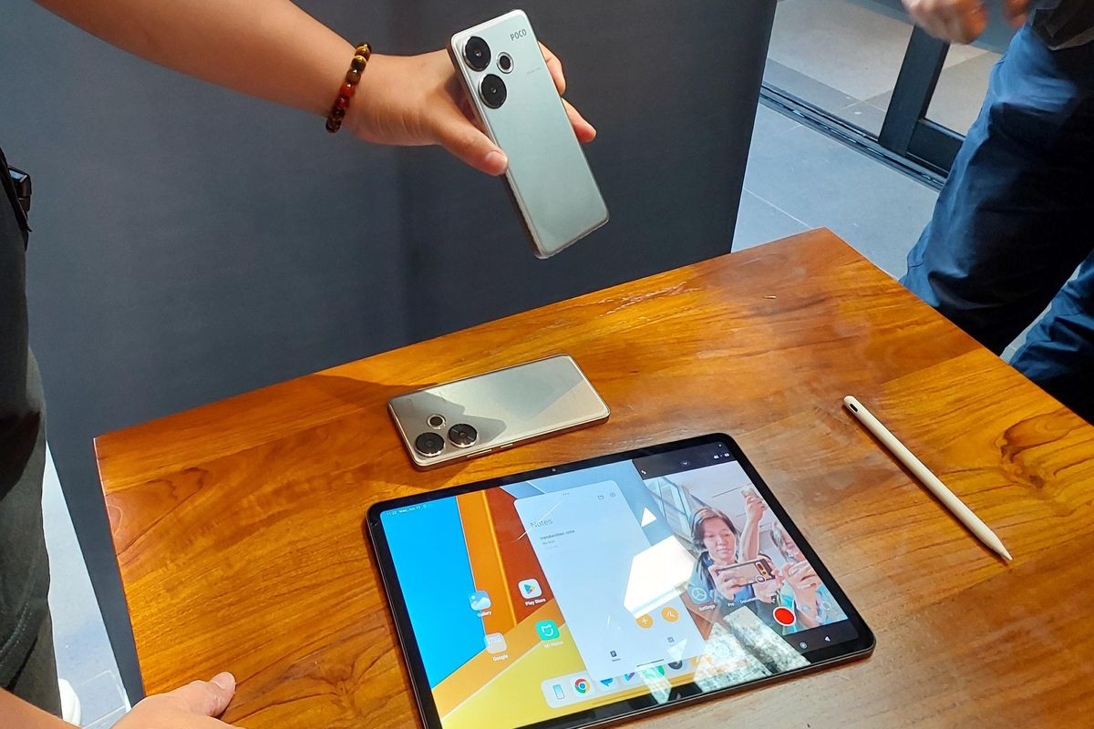 Tablet Poco Pad menjalankan sistem operasi Android 14 dan antarmuka HyperOS. Berkat antarmuka itu, Poco Pad punya fitur screen mirroring dari ponsel, baik Poco atau Xiaomi.