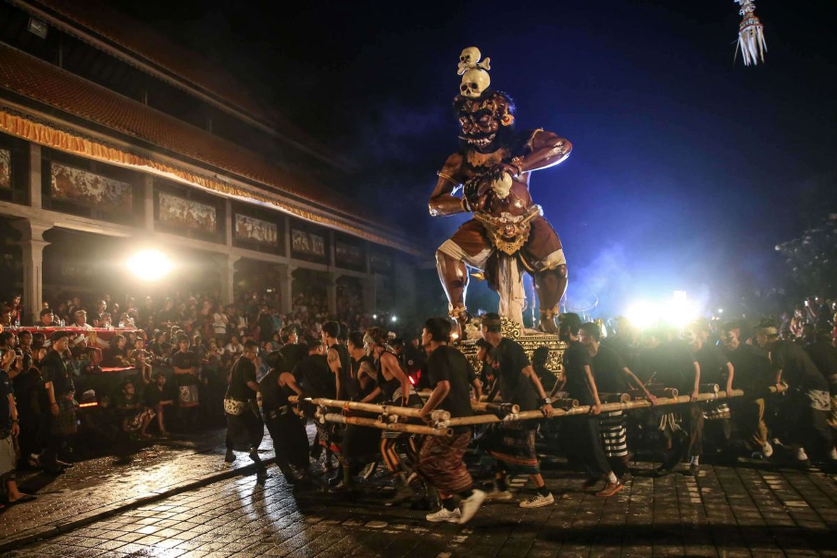 Umat Hindu mengarak ogoh-ogoh di Bali, Rabu (6/3/2019). Pawai Ogoh-ogoh dilaksanakan dalam rangkaian perayaan Nyepi Tahun Baru Caka 1941 yang jatuh pada tanggal 7 maret 2019.