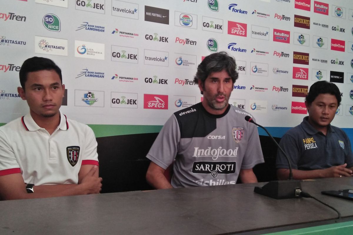 Pelatih Bali United Stefano Cugurra (tengah), jelang pertandingan lawan Persela Lamongan, Minggu (17/2/2019).