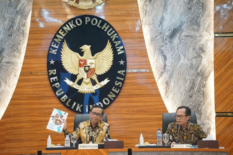 Menteri Koordinator Bidang Politik, Hukum, dan Keamanan (Menko Polhukam) Mahfud MD bersama Deputi III Bidang Koordinasi Hukum dan HAM Kemenko Polhukam Sugeng Purnomo saat rapat di gedung Kemenko Polhukam, Jakarta Pusat, pada Selasa (12/9/2023).