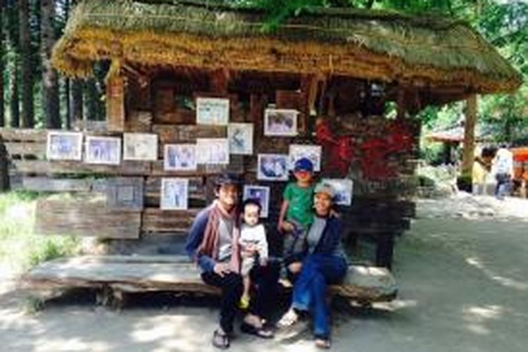 Sonson bersama istri dan anak di Seoul, Korea Selatan.