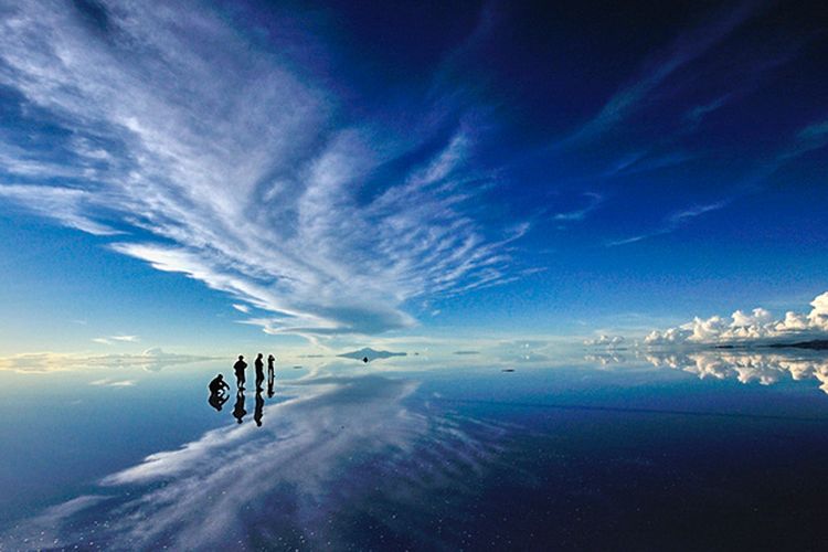 Fenomena cermin langit raksasa di Salar de Uyuni, Bolivia.