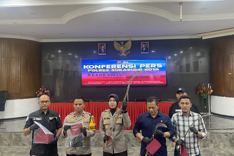 Kepolisian Polres Sukabumi kota memperlihatkan barang bukti atas kasus pembacokan anggota polsek cireughas pada Minggu (22/9/2024) kemarin.