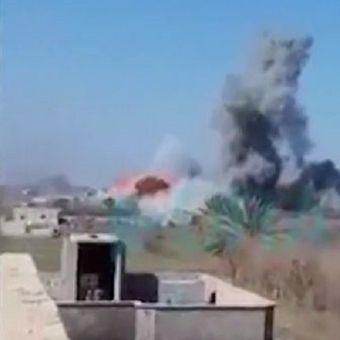 Kepulan asap terlihat dari Baghouz, Suriah, yang diyakini merupakan bom bunuh diri dari anggota ISIS  untuk mempertahankan kantong pertahanan terakhir mereka.
