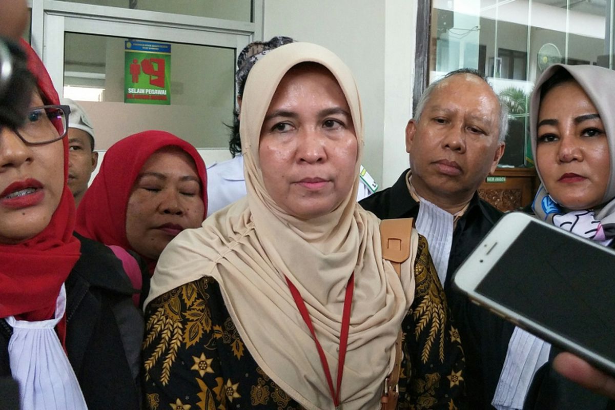 Terdakwa Asma Dewi seusai membacakan nota pembelaan atau pleidoi dalam persidangan di Pengadilan Negeri Jakarta Selatan, Selasa (20/2/2018).