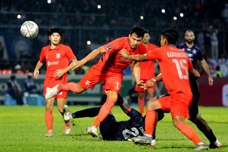 Pemain asing Borneo FC Matheus Pato berhasil keluar dari kawalan pemain Arema FC saat pertandingan leg pertama Final Piala Presiden 2022 yang berakhir dengan skor 1-0 di Stadion Kanjuruhan Kepanjen, Kabupaten Malang, Kamis (14/7/2022) malam.