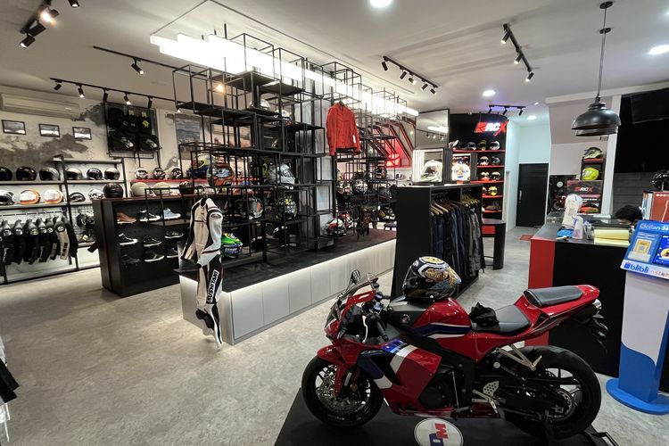 RC Motogarage hadirkan apparel berkendara untuk penggemar motor adventure dan motor custom