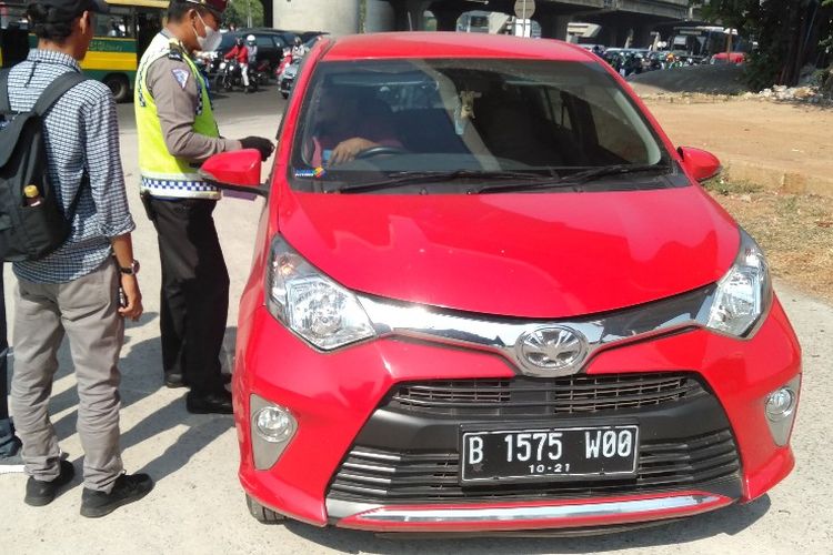 Hari ke dua penerapan ganjil genap di kawasan Jalan RS Fatmawati, Jakarta Selatan, Selasa (10/9/2019)