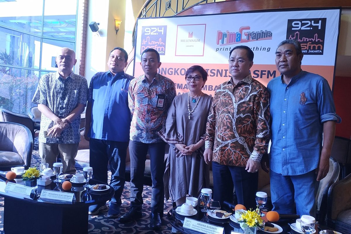 Ketua Umum Aliansi Masyarakat Tembakau Indonesia (AMTI) Budidoyo Siswanto (paling kanan) dan Business Development Director Indonesian Packaging Federation Ariana Susanti (ketiga kanan) berfoto bersama usai menjadi narasumber dalam diskusi di Hotel Milenium, Jakarta, Rabu (8/10/2019).