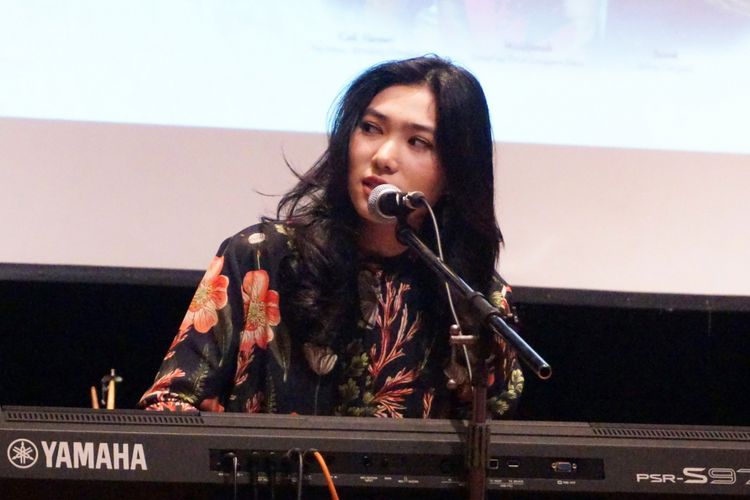 Penyanyi Isyana Sarasvati saat bermain keyboard di Gedung Yamaha, Gatot Subroto, Jakarta Selatan, Selasa (13/3/2018). 