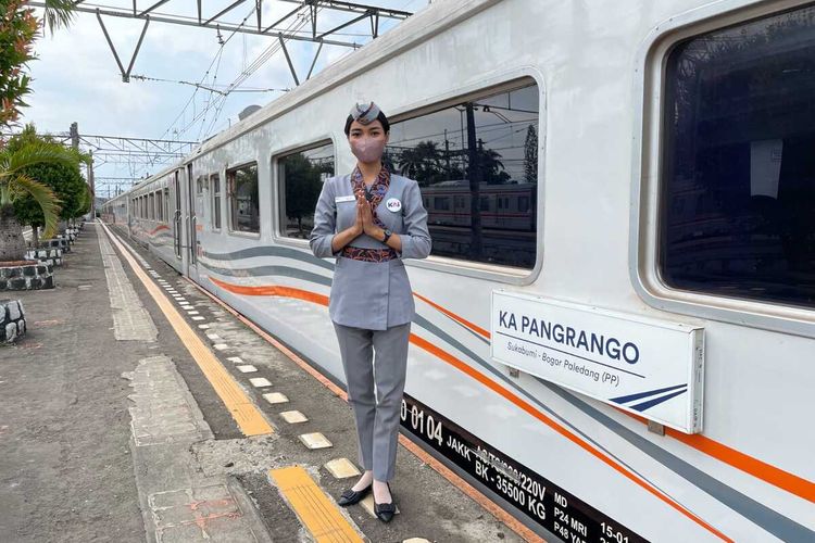 Sejumlah penumpang kereta api relasi Bogor-Sukabumi atau KA Pangrango di Stasiun Sukabumi, Minggu (16/4/2023).