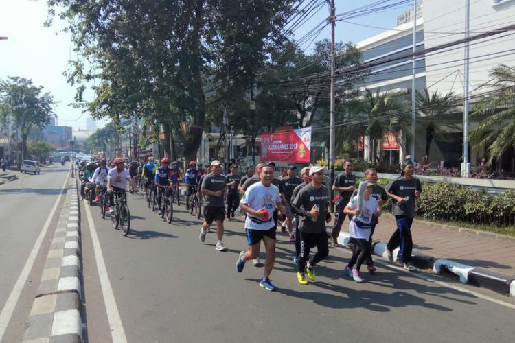 Lebih dari 70 karyawan KG menjadi partisipan pelari estafet pada Festival Jelang Obor Asian Games Kelurahan Gelora, Jakarta Pusat, Minggu (8/7/2018).
