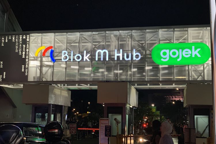 Blok M Hub yang menghubungkan Stasiun MRT Blok M dan Terminal Bus Blok M.