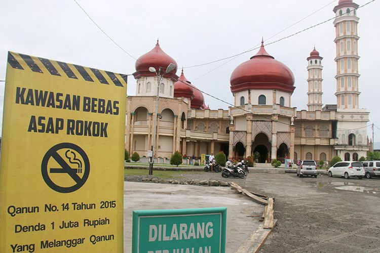 Masjid Agung, Baitul Makmur Meulaboh, Kabupaten Aceh Barat mulai menerapkan peraturan daerah atau Qanun Nomor 14 Tahun 2015 tentang kawasan bebas asap rokok. Sehingga jika ada pengunjung yang kedapan merokok saat berada di areal pekarangan masjid akan didenda Rp 1 juta, Kamis (04/10/18).