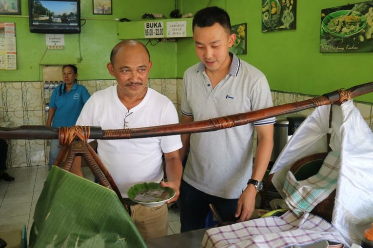 Masyudi Naspin (53) pemilik kedai Nasi Pindang Kudus dan Soto Sapi di Jalan Gajahmada Semarang yang sudah ada sejak 1987, bersama anaknya calon pewaris kedai, Kamis, (19/7/2018).