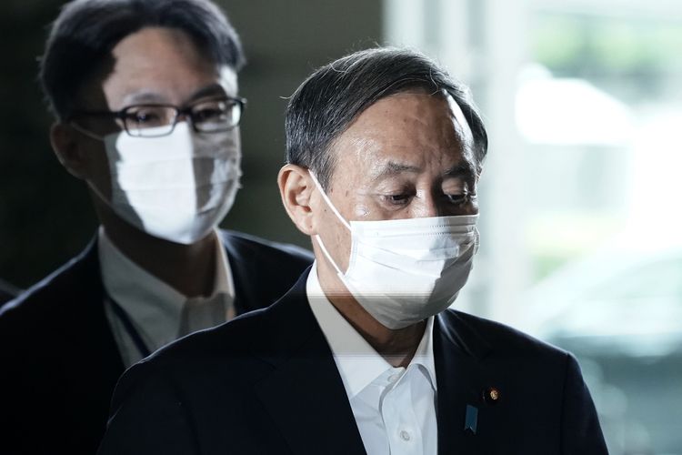 Ketua Sekretaris Kabinet Jepang Yoshide Suga ketika berjalan menuju ke kantor perdana menteri dalam pertemuan kabinet, pada 16 September. Suga resmi menjadi Perdana Menteri Jepang menggantikan Shinzo Abe.