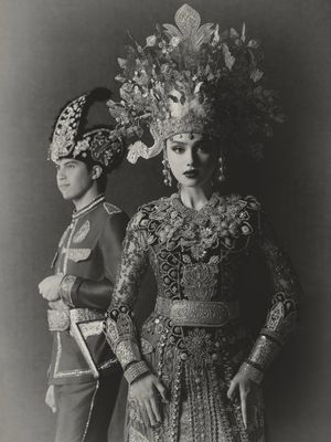 Syifa Hadju dan El Rumi tampil serba merah dalam busana adat Gorontalo saat prewedding. Detail mahkota hingga ornamen emas jadi sorotan.