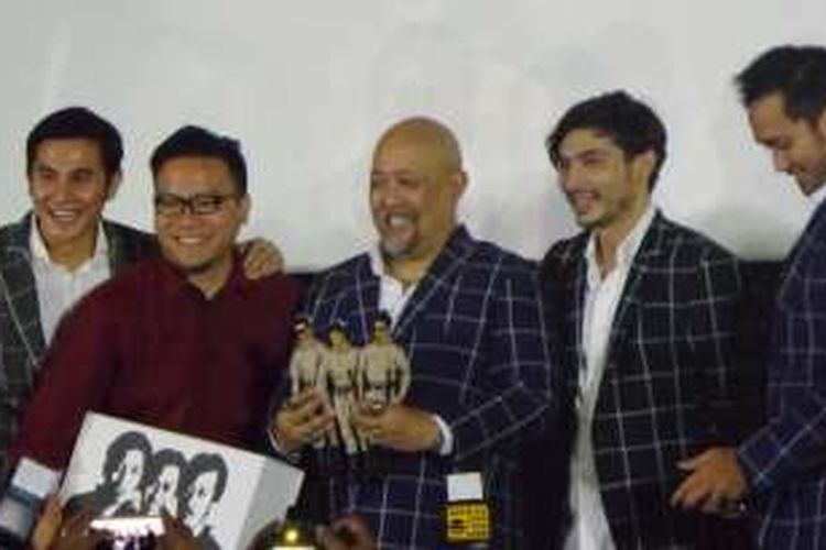 Indro (tengah) menerima kado kejutan berupa tiga action figure personel Warkop DKI, pada gala premiere film Warkop DKI Reborn: Jangkrik Boss! Part 1, di CGV Blitz Grand Indonesia, Jakarta Pusat, Jumat (2/9/2016) malam.