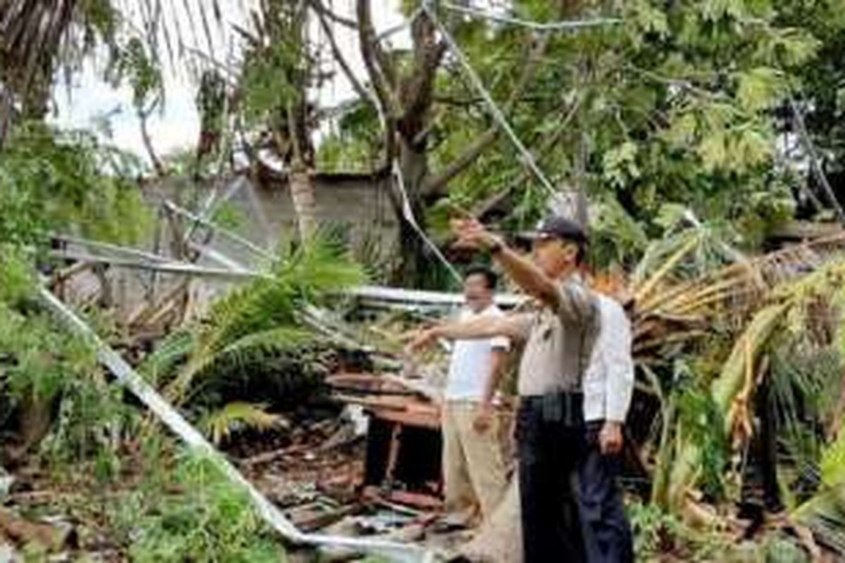 Sejumlah pohon tumbang di Pulau Tidung karena dihantam angin puting beliung, Kamis (22/9) dini hari tadi. 
