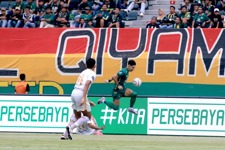 Pemain Persebaya Surabaya Bruno Moreira saat laga pekan ke-22 Liga 1 2023-2024 melawan Persija Jakarta yang berakhir dengan skor 1-1 di Stadion Gelora Bung Tomo Surabaya, Jawa Timur, Sabtu (9/12/2023) sore.