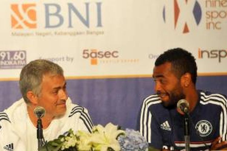 Pelatih Chelsea Jose Mourinho dan pemain Chelsea Ashley Cole (kanan) saat memberikan keterangan kepada media di Jakarta, Selasa (23/7/2013). Chelsea akan bertanding melawan BNI Indonesia All Star pada 25 Juli di stadion utama Gelora Bung Karno.