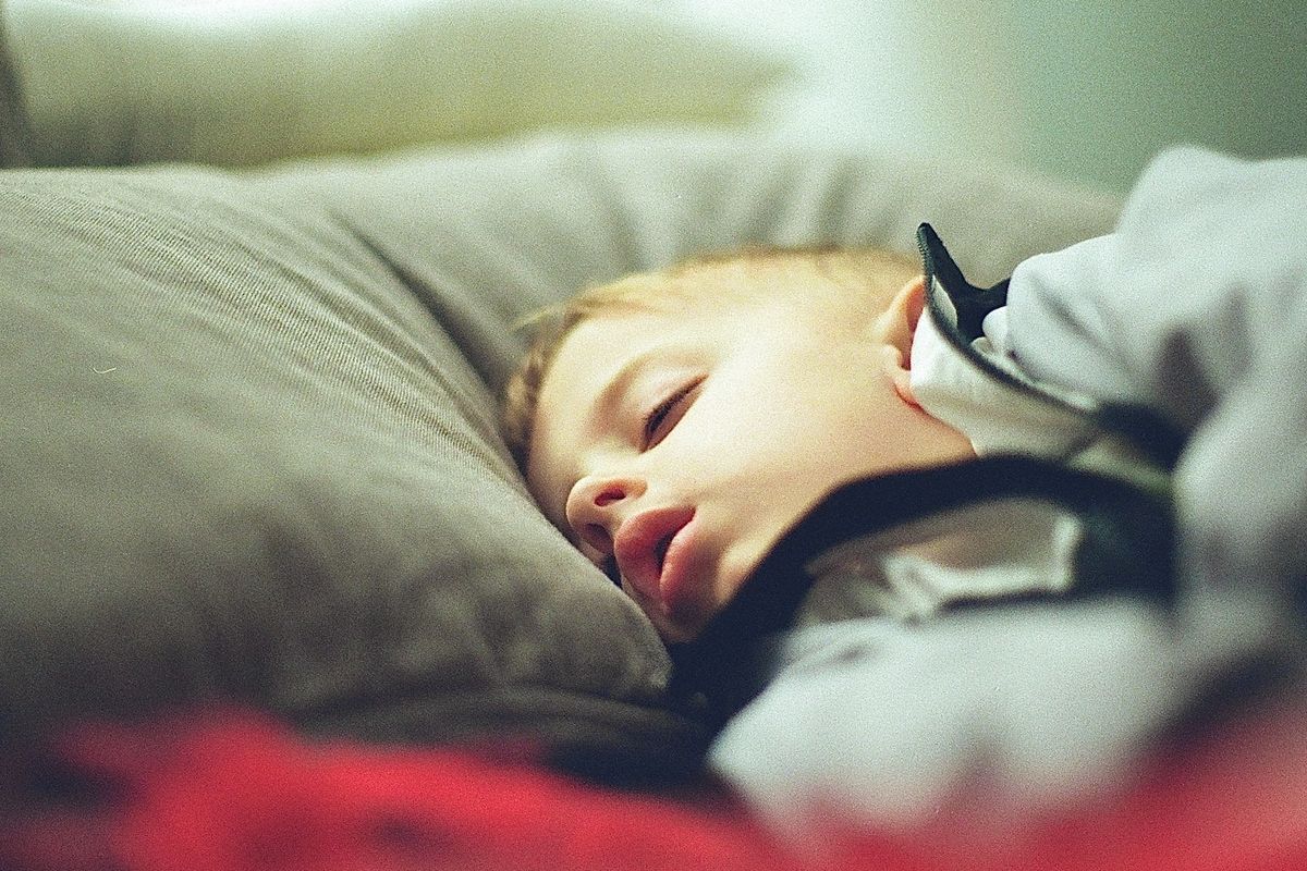 Anak tidur ngorok bisa jadi gejala sleep apnea. Tanda peringatan lainnya bisa seperti batuk atau tersedak saat tidur dan keringat malam.