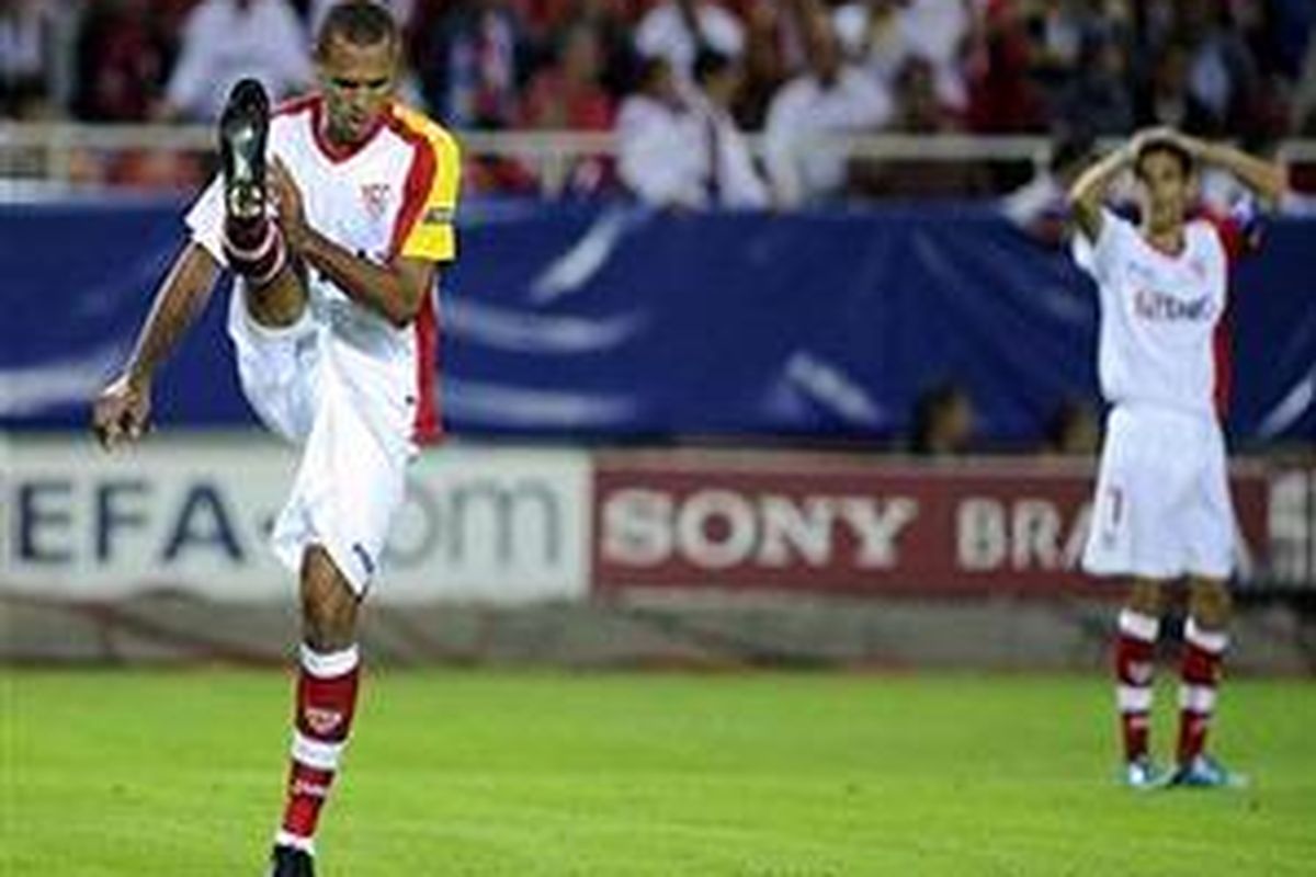 Penyerang Sevilla, Luis Fabiano (kiri).