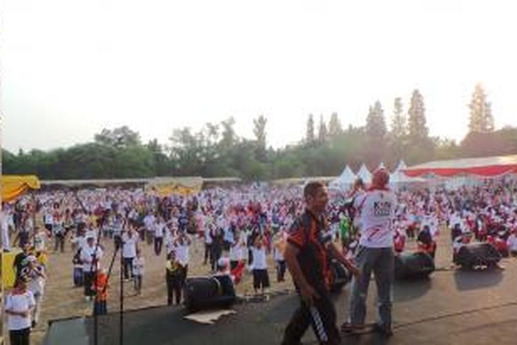 Ribuan kader dan simpatisan Partai Keadilan Sejahtera (PKS) berkumpul di Bumi Perkemahan Cibubur, Jakarta Timur, Minggu (13/9/2015). Mereka datang dari berbagai daerah untuk mengikuti berbagai acara sosial yang digelar jelang dimulainya Musyawarah Nasional 4 PKS pada 14-15 September 2015 di Depok.