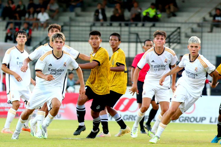 Real Madrid U18 melawan Bhayangkara FC U20 saat pertandingan International Youth Championship 2023 yang berakhir dengan skor 3-1 di Stadion Ngurah Rai Denpasar, Rabu (9/8/2023) sore.
