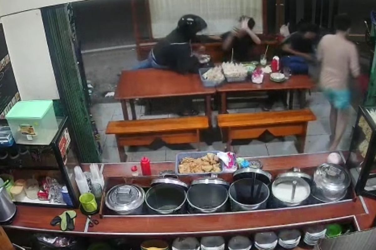 Sebuah video yang memperlihatkan aksi kawanan begal beraksi di sebuah warung kopi (warkop) 1899 di Kemang Timur, Mampang Prapatan, Jakarta Selatan viral di media sosial. Aksi tersebut terjadi pada Senin (12/12/2022) sekitar pukul 03.00 WIB.