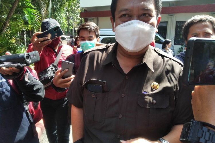 Kepala Dinas Pendidikan Nganjuk, Sopingi, yang diminta menjadi saksi dalam proses penyitaan berkas di Kantor BKD Nganjuk, Senin (10/5/2021).