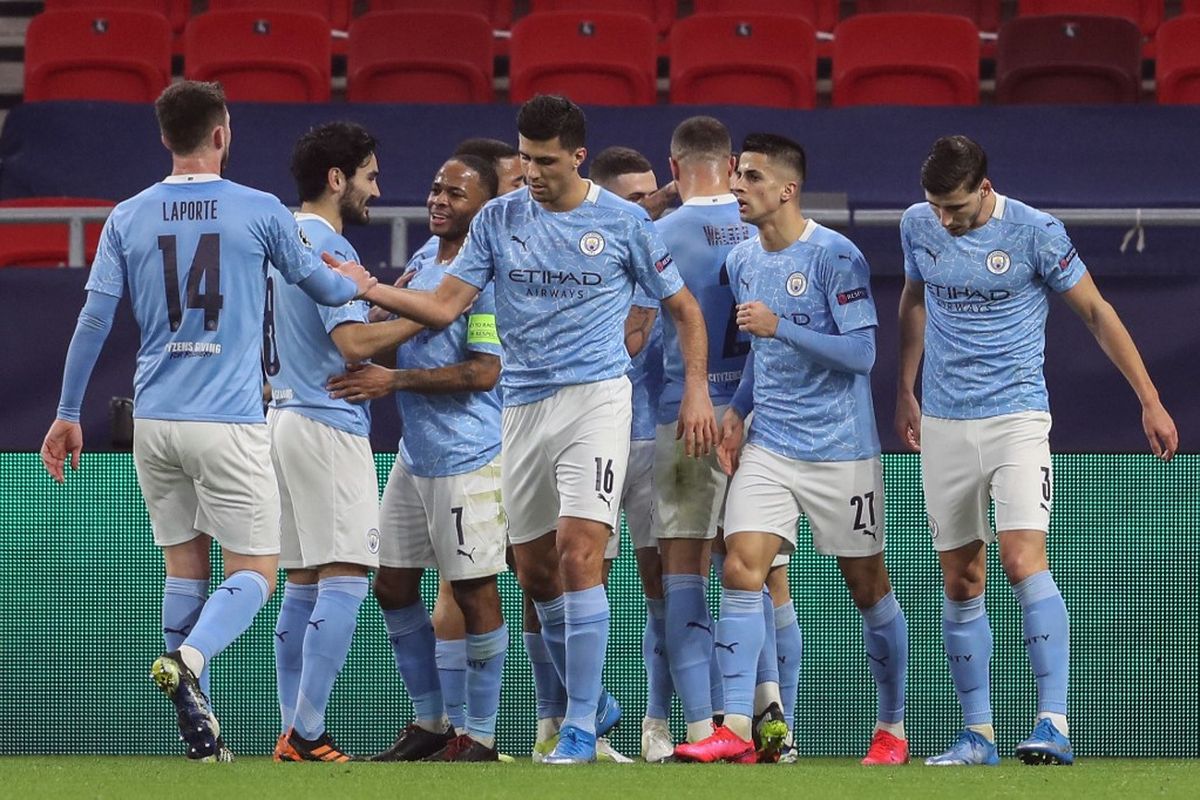 Para pemain Manchester City merayakan gol Bernardo Silva ke gawang Borussia Moenchengladbach pada laga leg pertama babak 16 besar Liga Champions di Stadion Puskas Arena, Hungaria, 24 Februari 2021. 