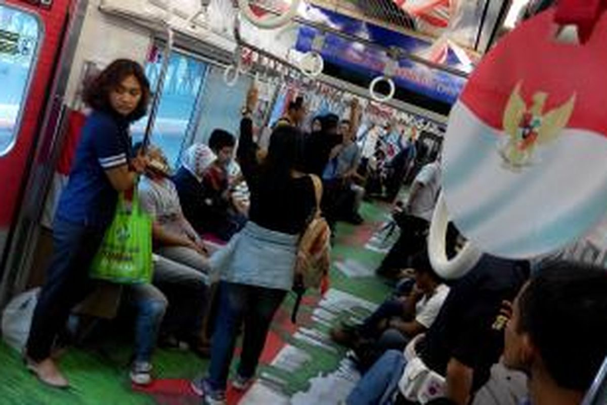 Suasana penumpang di salah satu gerbong KRL Commuter Line jurusan Bogor-Jakarta Kota, dipenuhi ornamen bertema kemerdekaan, Senin (17/8/2015).