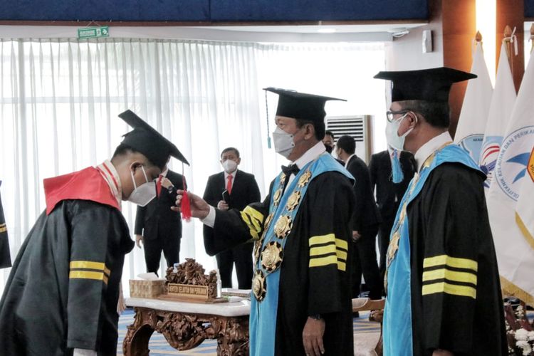 Menteri Kelautan dan Perikanan (Menteri KP) Sakti Wahyu Trenggono saat mengukuhkan 1.210 wisudawan dari satuan pendidikan tinggi lingkup Kementerian KP yang tersebar di berbagai daerah di Indonesia, secara daring, Rabu (25/8/2021).