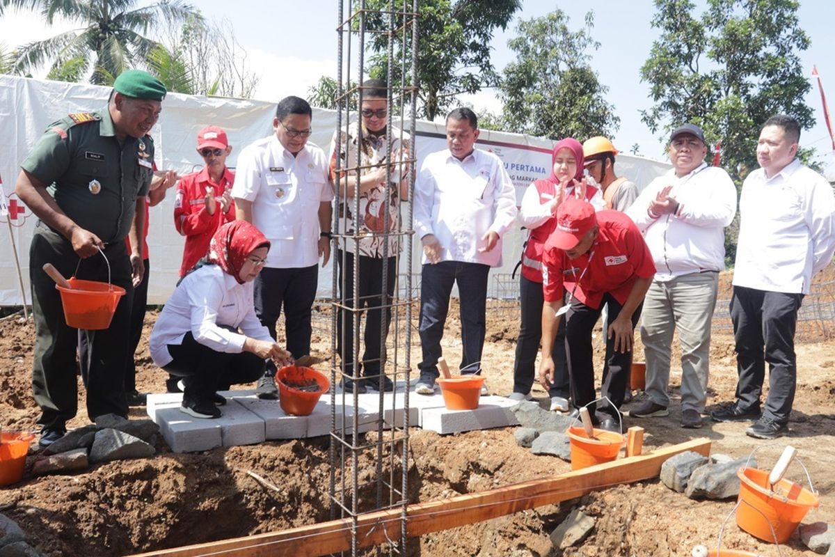 Peletakan batu pertama Pembangunan Markas PMI Kabupaten Lebak oleh Ketua PMI Provinsi Banten Ratu Tatu Chasanah, Ketua PMI Lebak Asep Komar Hidayat, Ketua Kadin Banten M Azzari Jayabaya, dan Wakil Bupati Lebak Amir Hamzah. 