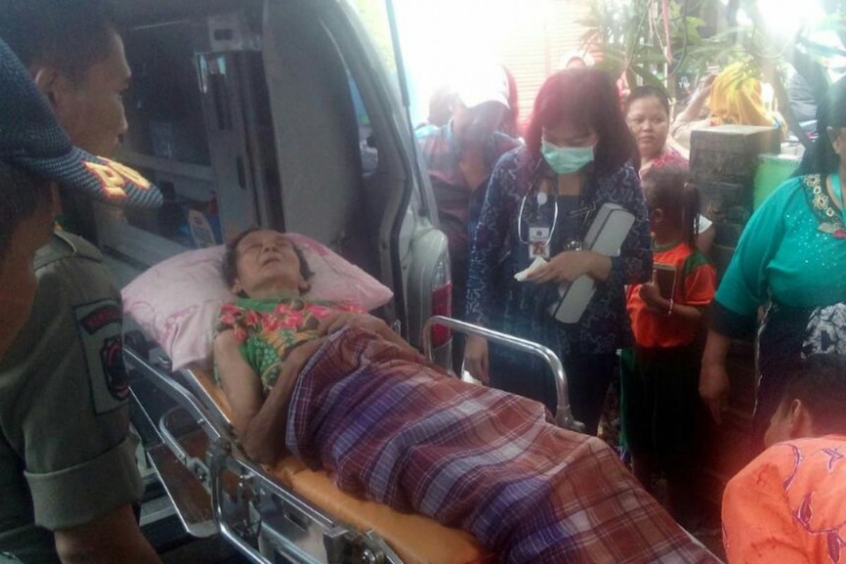 Seorang lanjut usia telantar ditemukan dalam kondisi sakit di kolong jembatan Kalimalang, Cakung, Jakarta Timur.