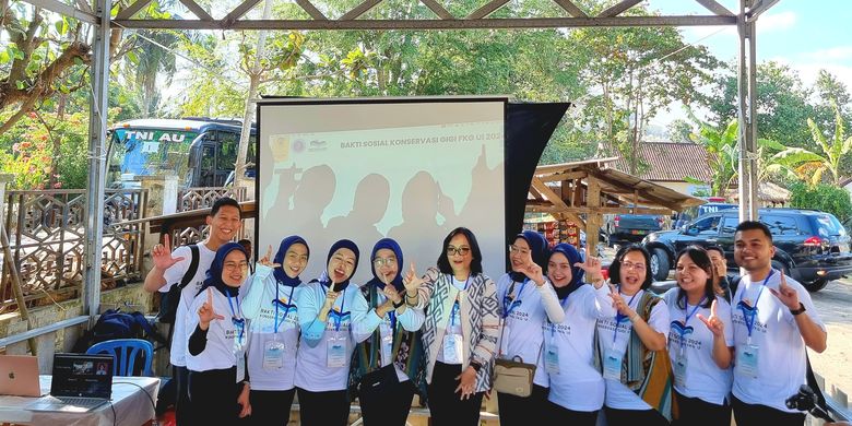 Staf pengajar Departemen Konservasi Gigi FKG UI dalam acara bakti sosial ke Lombok Tengah, Nusa Tenggara Barat pada 19-21 Juli 2024.