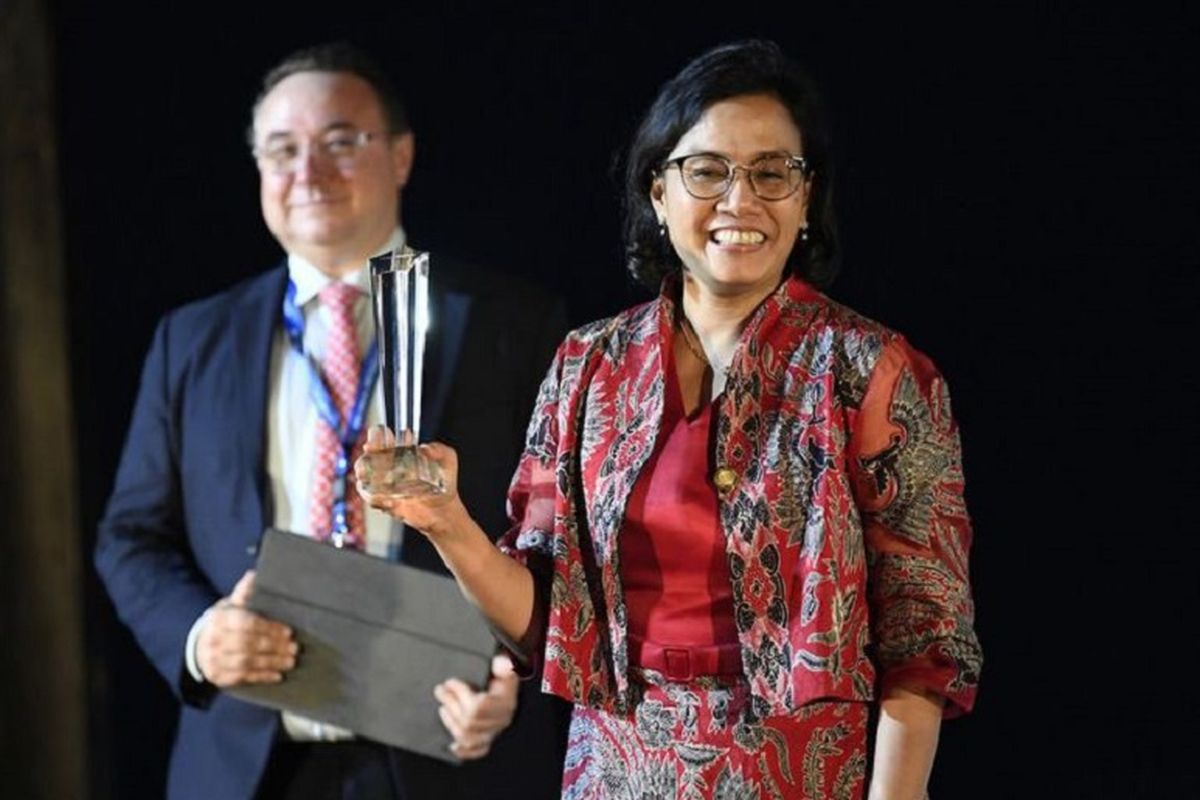 Menteri Keuangan Sri Mulyani Indrawati (kanan) menunjukkan piala pada sesi Global Market Award Ceremony dalam rangkaian Pertemuan Tahunan IMF - World Bank Group 2018 di Nusa Dua, Bali, Sabtu (13/10). Menteri Keuangan Sri Mulyani Indrawati mendapatkan penghargaan Finance Minister of the Year for East Asia Pacific Awards dari majalah ekonomi Global Markets  