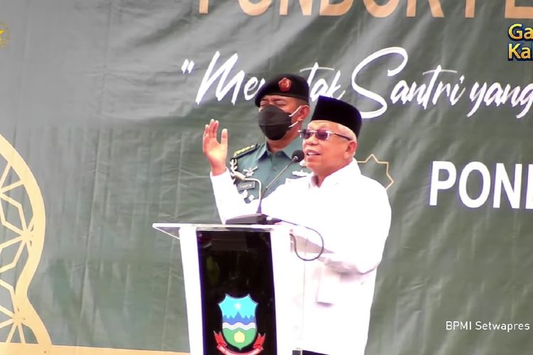 Wakil Presiden Ma'ruf Amin berpidato saat menghadiri peringatan Maulid ke-18 Pondok Pesantren Al-Jauhari, Garut, Kamis (24/11/2022).