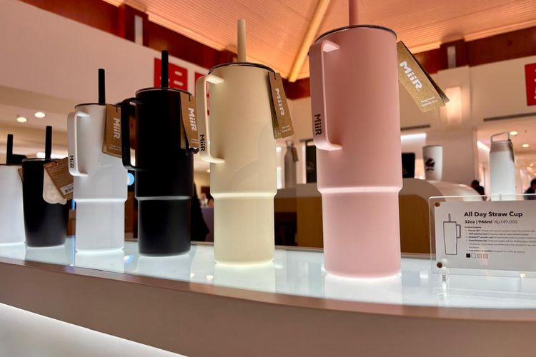 produk MiiR All Day Straw Cup,  tumbler yang mampu menampung 32 oz air, dilengkapi dengan sedotan dan pegangan