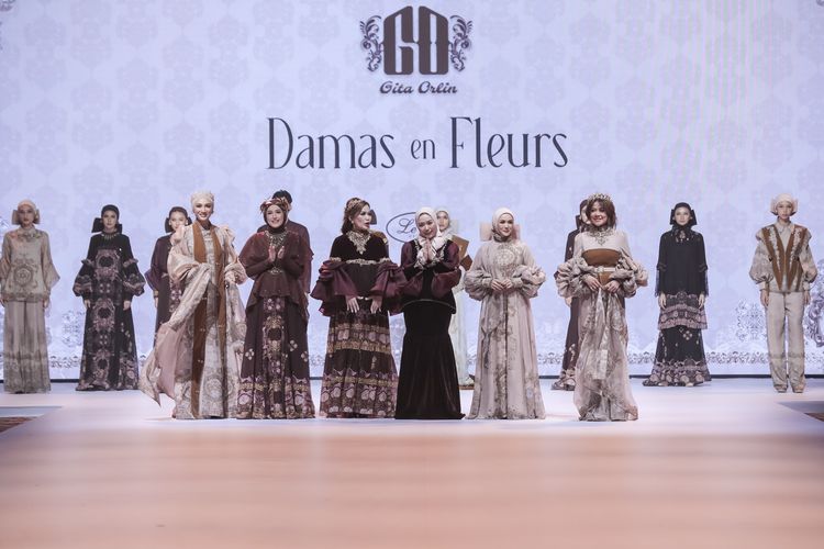 Paduan Tenun NTT dan Motif Perancis dalam Koleksi Raya Gita Orlin