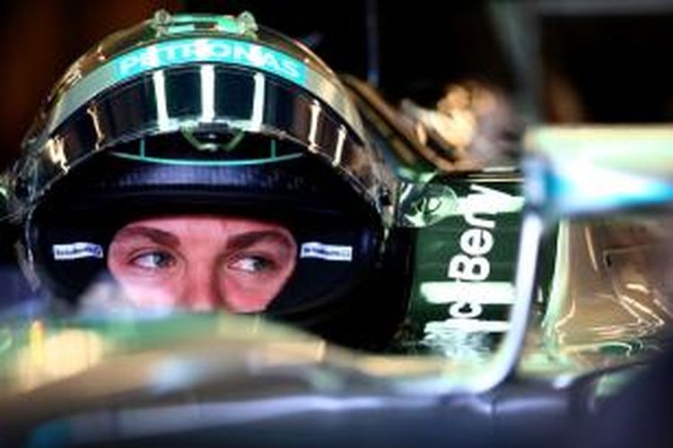 Pebalap Mercedes asal Jerman, Nico Rosberg, berada di garasi saat sesi kualifikasi GP AS di Sirkuit Americas, Sabtu (01/11/2014).