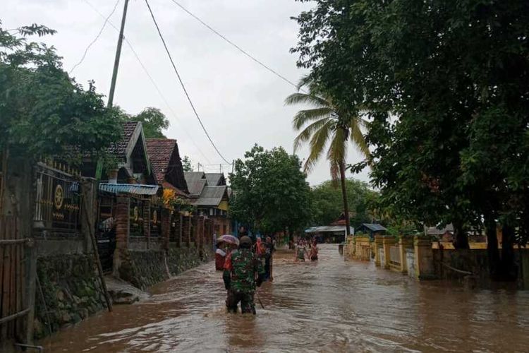 Banjir bandang merendam tiga desa di Kabupaten Bima akibat luapan sungai usai diguyur hujan, Senin (14/12/2020)