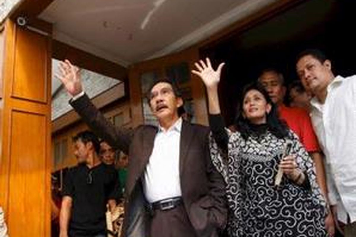 Antasari Azhar bersama istrinya, Ida Laksmiwati seusai menggelar konferensi pers di kediamannya, Jalan Gunung Merbabu, Giri Loka, BSD, Tangerang, Banten, Minggu (3/5/2009). 